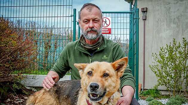 �Petardy nejsou probl�mem jen o V�noc�ch a silvestru. T�hne se to prakticky cel� rok. Hektick� je to u� od ��jna, a to a� do �nora,� ��k� Vladim�r K�ssl z odchytov� slu�ba a �tulku Animal Rescue.