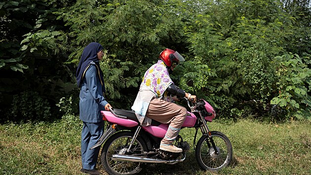 �eny se ��astn� v�cviku j�zdy na motocyklu v r�mci programu ��eny na kolech�, kter� po��d� odd�len� dopravn� policie v p�kist�nsk�m L�hauru. (1. ��jna 2024)