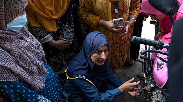 �eny se ��astn� v�cviku j�zdy na motocyklu v r�mci programu ��eny na kolech�, kter� po��d� odd�len� dopravn� policie v p�kist�nsk�m L�hauru. (1. ��jna 2024)