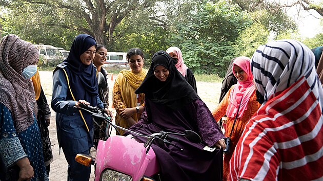 �eny se ��astn� v�cviku j�zdy na motocyklu v r�mci programu ��eny na kolech�, kter� po��d� odd�len� dopravn� policie v p�kist�nsk�m L�hauru. (1. ��jna 2024)