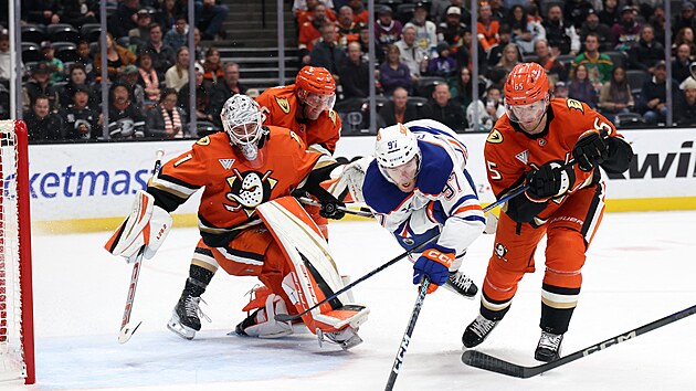 �to�n�k Edmontonu Connor McDavid se sna�� v p�du prosadit p�es br�n�c� hr��e Anaheimu.