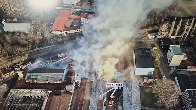 K poru ve Frdlantu nad Ostravic vyjeli tak policist, kte vytyili bezpen perimetr a preventivn evakuovali z pilehlho nkupnho centra pes sto lid. (31. prosince 2024)