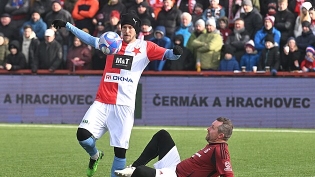 Silvestrovské derby: Michal �vec ze Slavie �ní nad Tomá�em �í�kem ze Sparty.