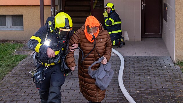 Pt jednotek hasi zasahovalo u poru panelkovho bytu ve Frdku-Mstku. Osm lid vyvedli ven v dchacch maskch, est z nich museli oetit zdravotnci. (29. prosince 2024)