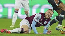 Jarrod Bowen z West Hamu padá v utkání proti Liverpoolu.