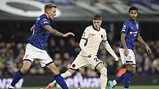 Luke Woolfenden (vlevo) z Ipswiche a Cole Palmer z Chelsea.