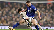 Dara O�Shea (v modrém) z Ipswiche a Joao Felix zChelsea.