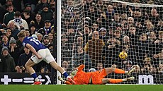 Liam Delap z Ipswiche z penalty p�ekonává Filipa Jorgensena  v brance Chelsea.