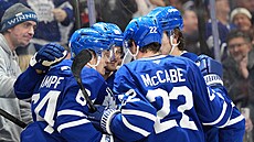 Hokejisté Toronta oslavují gól v duelu s NY Islanders.