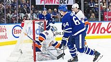 David Kämpf z Toronta dává gól v duelu s NY Islanders.