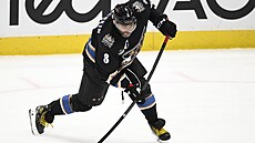 Alexandr Ove�kin z Washingtonu se nap�ahuje ke st�ele.