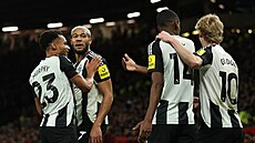 Fotbalisté Newcastlu oslavují gól na h�i�ti Manchesteru United. Zleva: Murphy,...