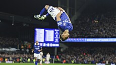 Omari Hutchinson z Ipswiche vst�elil druhý gól do sít� Chelsea a na oslavu...