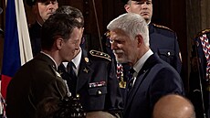 Petr Pavel ud�lil medaili Za hrdinství vále�nému veteránovi Luká�i Hirkovi