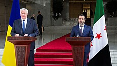Nov� jmenovaný syrský ministr zahrani�í Asaad Hasan �íbání p�i jednání se svým...