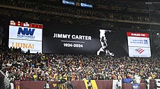 Jimmymu Carterovi vzdali hold i na zápase NFL mezi   Washington Commanders a...