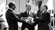 Egyptský prezident Anvar Sadat, Jimmy Carter a izraelský premiér Menachem Begin...