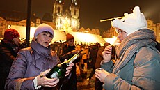 Lidé na Starom�stském nám�stí v Praze slaví konec roku. (31. prosince 2024)