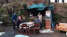 Na Hradisku, v bývalém lomu, jsou absolventi expedice odm�n�ni divadelním kusem...