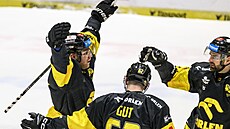 Litvínovský úto�ník Ond�ej Ka�e (vlevo) se spoluhrá�i slaví vst�elenou branku.