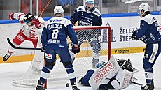 Brn�nský gólman Michal Postava se natahuje marn�, spoluhrá�i jen p�ihlí�í a...