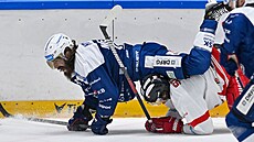 Brn�nský úto�ník Peter Mueller (vlevo) p�epadává p�es olomouckého obránce...