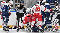 Brn�nský obránce Tomá� Bartejs se v utkání s Olomoucí zranil, hrá�i na led�...