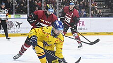 Budjovický obránce Milan Doudera si zpracovává puk ped sparanským útoníkem...
