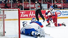 Vojt�ch Hradec se prosazuje v utkání proti Slovensku.