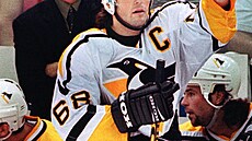 1998. Kapitán Pittsburgh Penguins Jaromír Jágr diriguje hru svých spoluhrá...