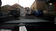 idie zpomalil popeláský vz, vjel na chodník