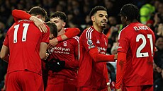 Fotbalisté anglického Nottinghamu Forest oslavují páté ligové vít�zství v �ad�.