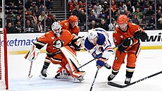 Úto�ník Edmontonu Connor McDavid se sna�í v pádu prosadit p�es bránící hrá�e...