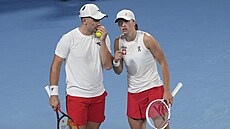 Jan Zieli�ski a Iga �wiateková se radí b�hem smí�ené �ty�hry proti Norsku na...