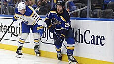 Ji�í Kulich (vlevo) z Buffala brání Nathana Walkera ze St. Louis.