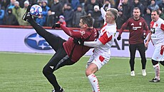 Silvestrovské derby: zleva Marek Kincl ze Sparty a Martin Hyský ze Slavie