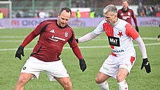 Silvestrovské derby mezi vyslouilci Sparty a Slavie, vpravo slávista Martin...