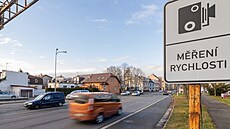 Upozorn�ní na m��ení rychlosti v ulici A. Dvo�áka nechybí, av�ak �idi�i...