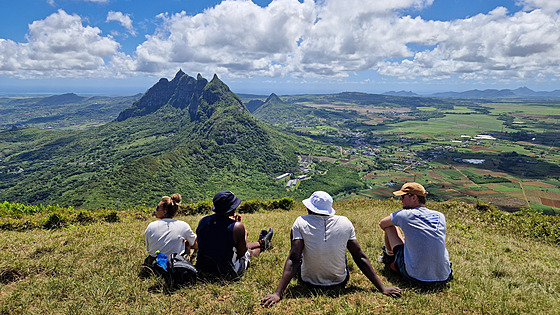 Relax p�ed záv�re�ným výstupem na Le Pouce s výhledem na jedine�nou horu Pieter...