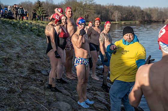 Atmosféra na tradi�ním váno�ním plavání v B�eclavi. (26. prosince 2024)