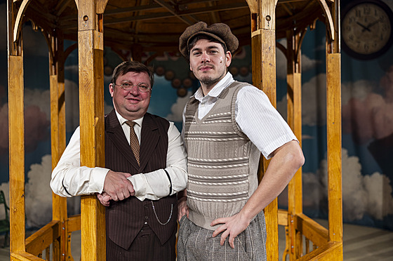 V oblíbené komedii Bylo nás p�t hraje Michal Isteník (vlevo) Vendelína Bajzu,...