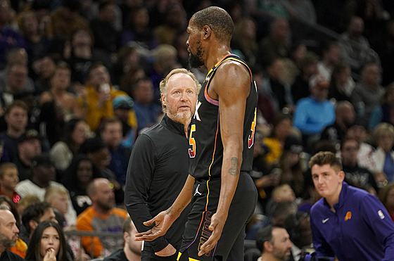 Trenér Mike Budenholzer z Phoenix Suns poslouchá Kevina Duranta, který si �ádá...
