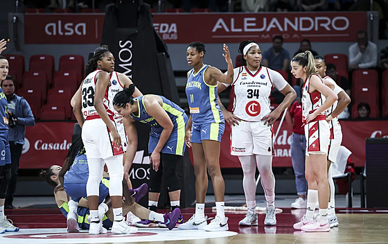 María Condeová z USK Praha le�í na palubovce a dr�í se za achilovku v zápase...