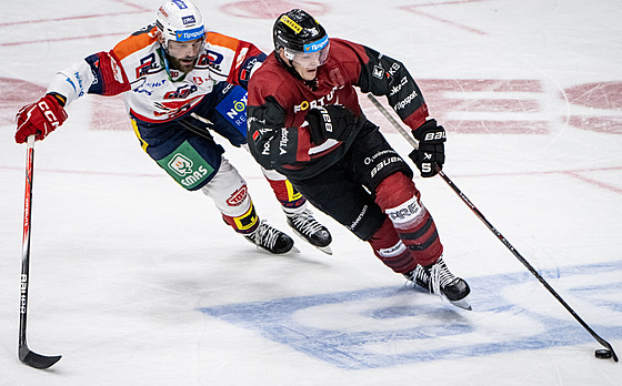 Robert Kousal z Pardubic nahání Jakuba Krej�íka ze Sparty.