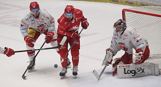 Libor Hudá�ek z T�ince bojuje o kotou� s Jakubem Pourem z Hradce Králové.