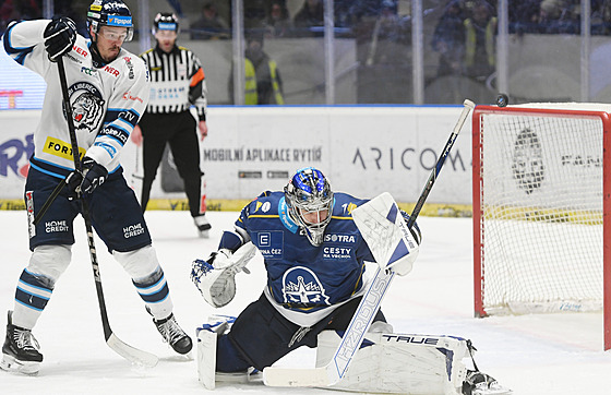 Kladenský gólman tpán Luke zasahuje v duelu s Libercem.