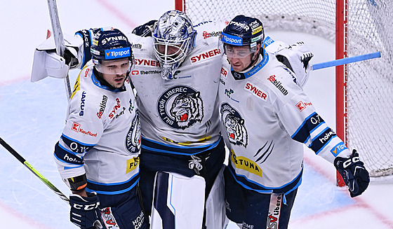 Libere�tí hrá�i Radim �imek, Petr Kvá�a a Jaroslav Vlach slaví vít�zství nad...