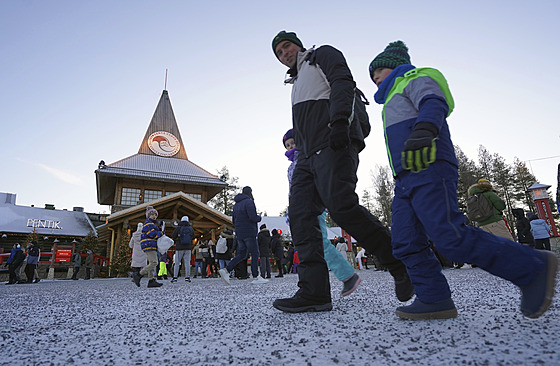 Turisté nav�t�vují Santovu vesni�ku ve finském Rovaniemi. (4. prosince 2024)