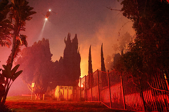 Kalifornské Los Angeles ji� n�kolik dní su�ují masivní po�áry. (8. ledna 2025)