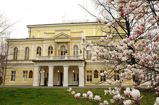 Budova �ofínského paláce na ja�e.